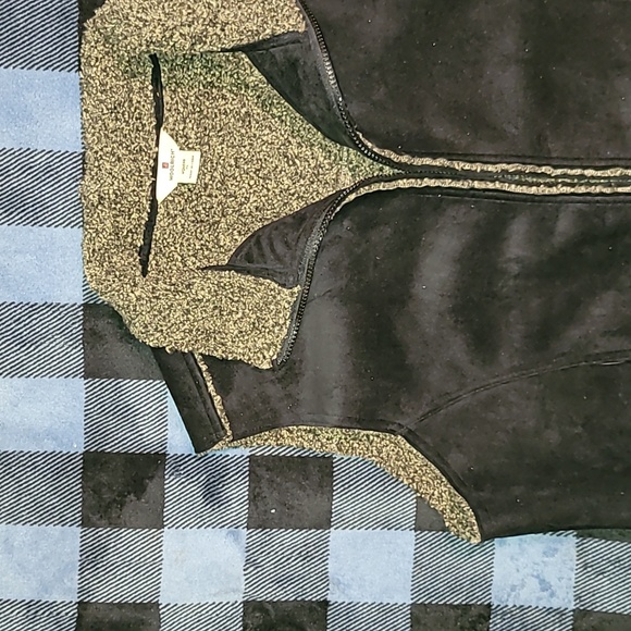 Woolrich. Faux-suede Full-zip vest. Poly-blend Liner. Women's size XL. - Picture 6 of 16